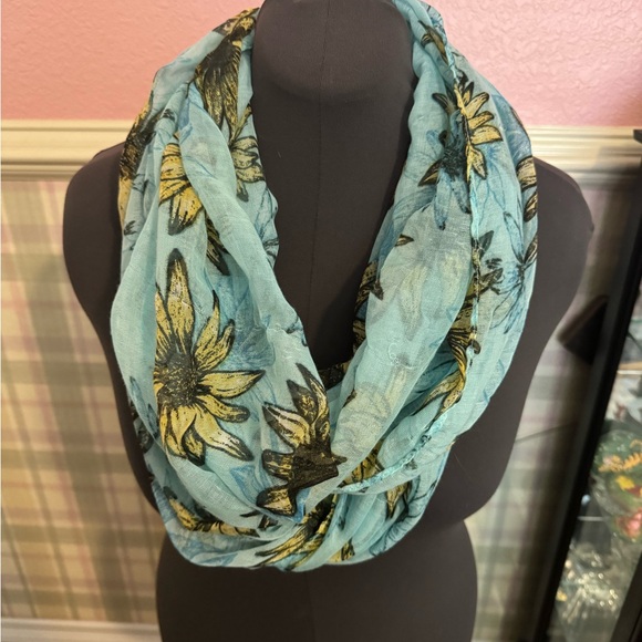 Set of 2 Scarfs. - Picture 6 of 9